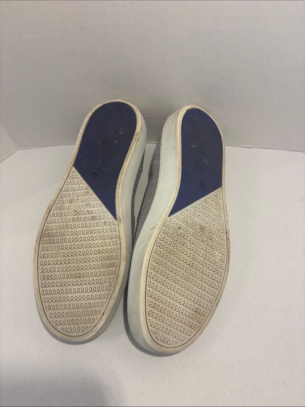 Rothy's women’s Slip-On Cream/Navy Knit fabric Loafer Sneakers. Size 8.5 - Picture 7 of 8